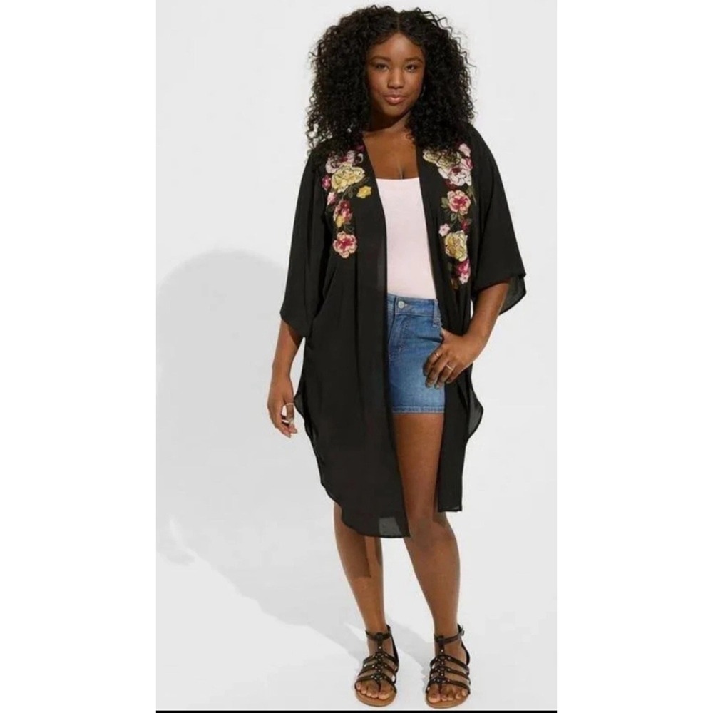 Torrid Georgette Shirttail Black Floral Embroidered Kimono Open Front‎ 4/4X